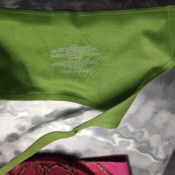2 VS Incredible by Victoria Secret Bras - Picture 10 of 10
